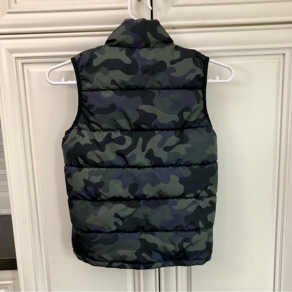 GAP kids camoflage puffer vest - Picture 6 of 12